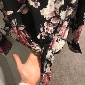 Socialite Tops - Floral blouse Socialite Tops - Floral blouse